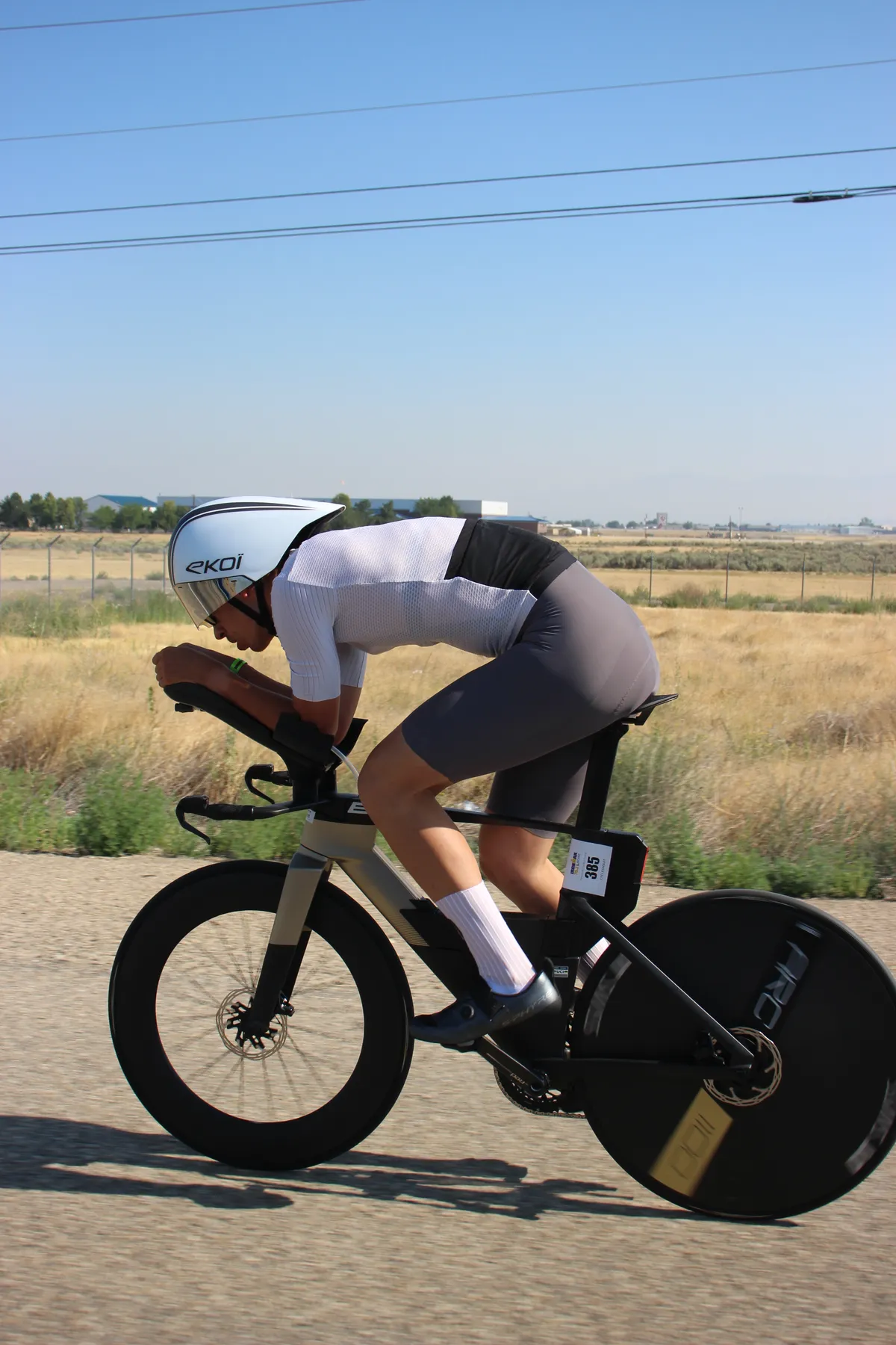 Marwan Ghannoudi en position aérodynamique sur son BMC de contre-la-montre, dossard 385, à l'IRONMAN 70.3 de Boise