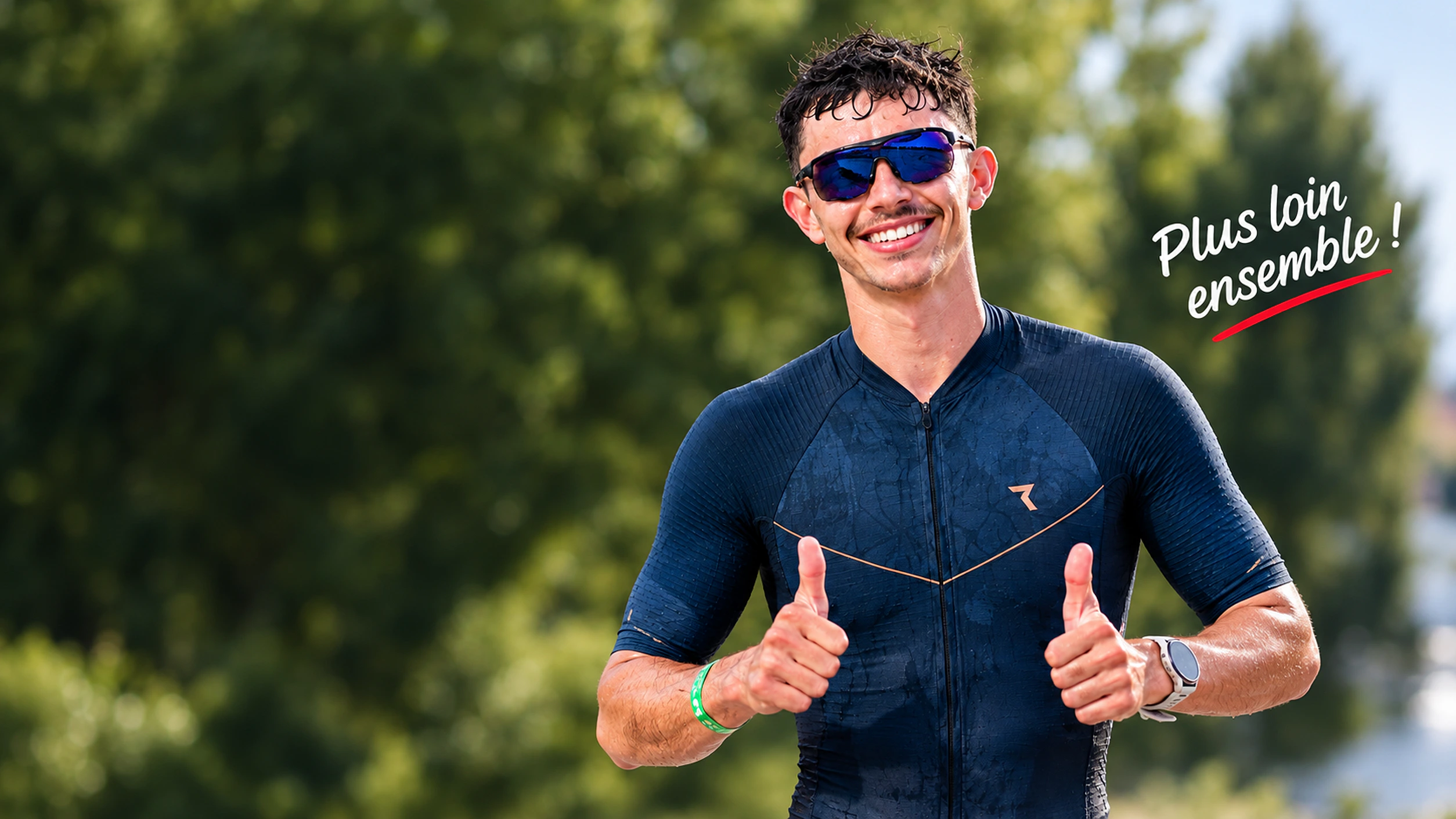 Marwan Ghannoudi souriant, pouces levés, en tenue de triathlon